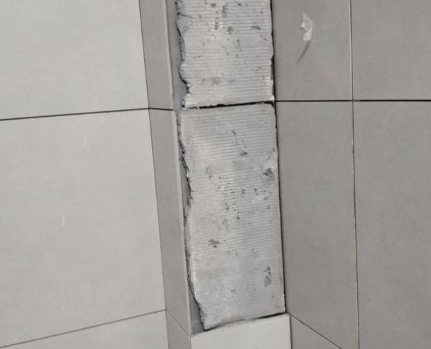 怒江瓷砖空鼓维修公司分享下瓷砖施工前基层浇水润湿程度不足，可能导致以下问题